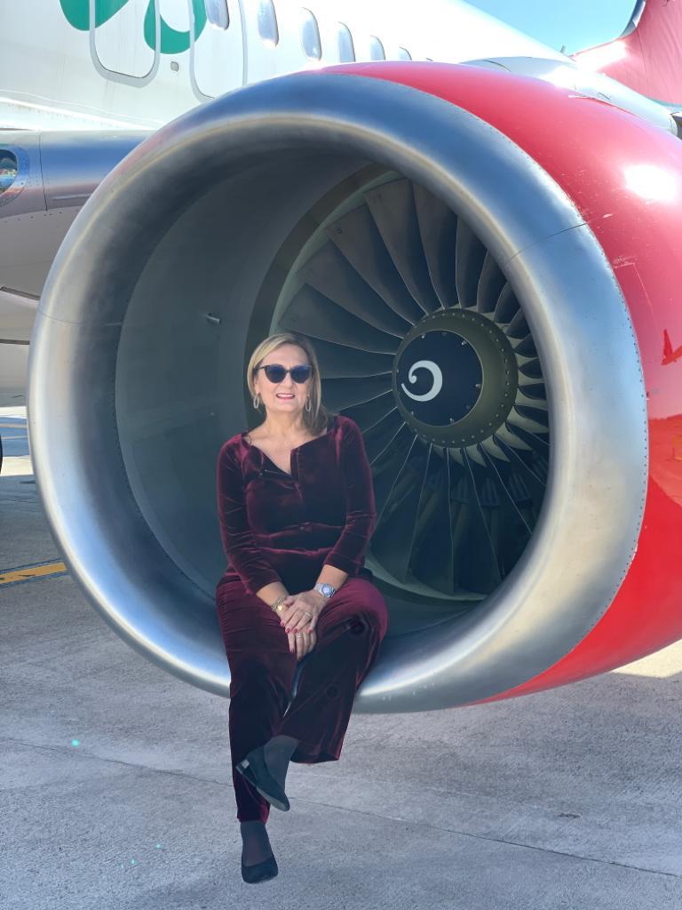 Daniela Caruso davanti al motore di un aeromobile