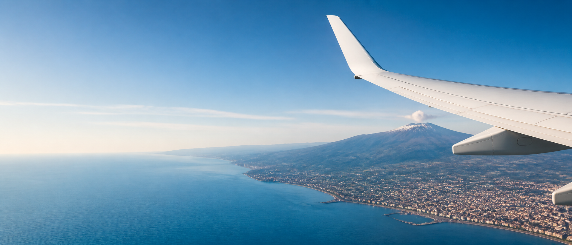 Veduta della costa siciliana e dell'Etna dall'ala di un aereo